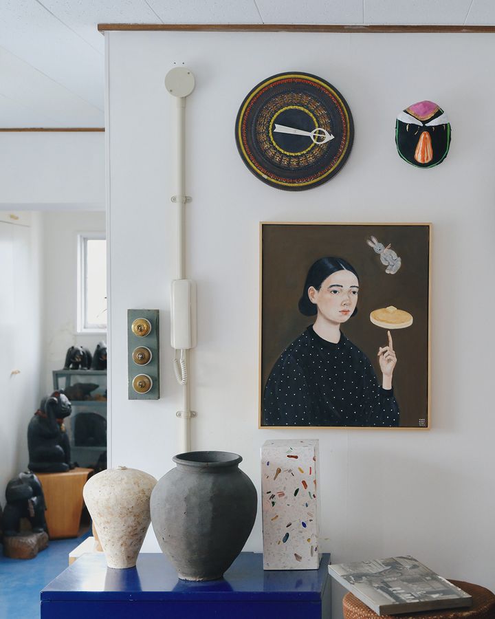 坂巻弓華の絵が目を引く安藤夏樹さんの事務所の一角