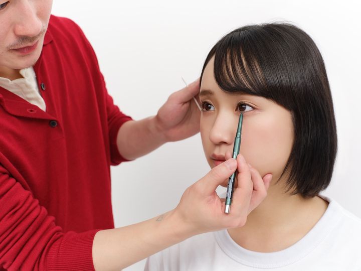 下まぶたの黒目の位置にグリーンのカラーライナーをポイントでのせる。このときに黒目の幅からはみ出さないようにするのがポイント