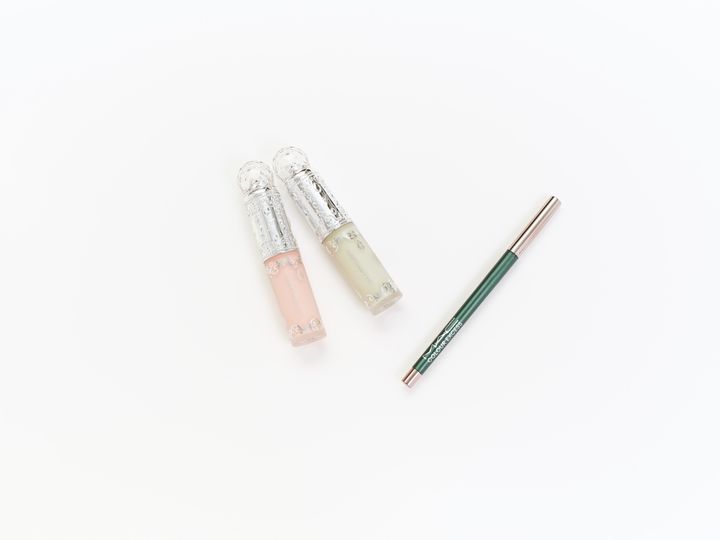 今回使用したアイテム。左から、JILL STUART ダイヤモンドティップス コンシーラー C12 ¥3,300、M・A・C カラー エクセス ジェル ペンシル プール シャーク ¥4,070