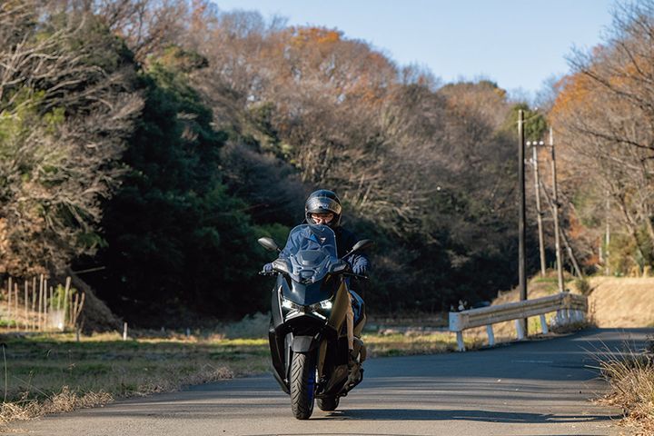 “ちょっとそこまで”の距離がつい伸びる極上の乗りやすさ｜ヤマハ・XMAX ABS
