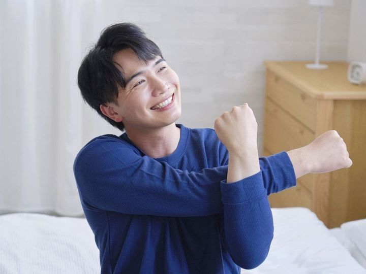 【医師が解説】不眠症に悩む人を対象にした最新研究で、ヨガ・太極拳・散歩やジョギングなどの「手軽な運動」が効果的だと分かりました。睡眠の質を劇的に改善するおすすめの運動のコツを分かりやすく解説します。（※画像：Shutterstock.com）