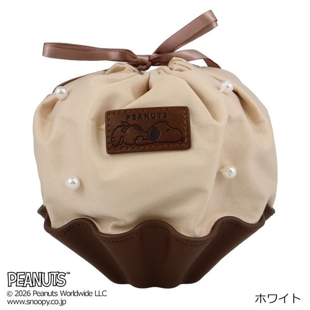 「巾着ポーチ(ホワイト)」の背面。パール風飾りとすやすやスヌーピーのレザータグで後ろ姿もぬかりなし