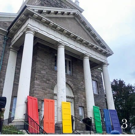 3.アメリカのマサチューセッツ州のケンブリッジにて。「魔女裁判で有名な町で、ハロウィンの時期に行ったら古い建物がLGBTQアレンジされていました」