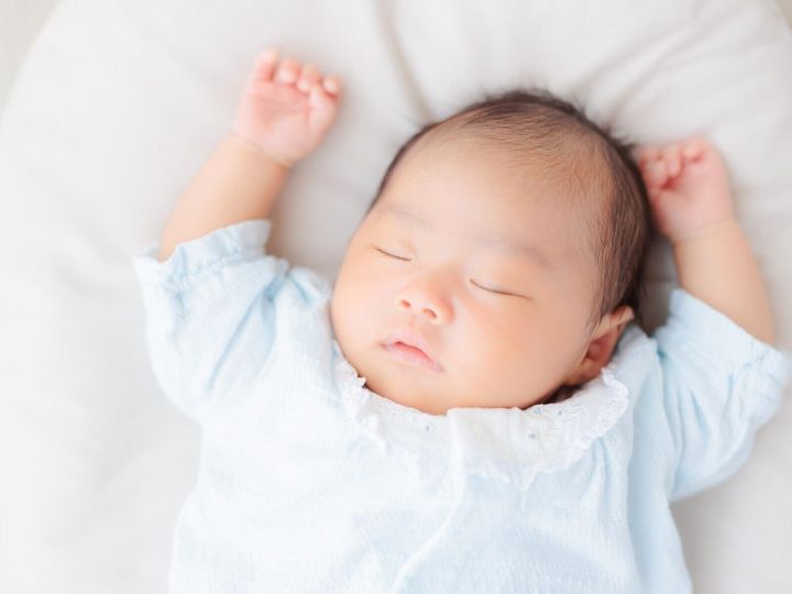 2025年生まれの赤ちゃんの名前は、男の子は「碧（あお・あおい）」、女の子は「翠（すい・みどり）」がトップになりました。今回は、赤ちゃんの名付けから、日本語の美意識、無意識の性別観を考察します。（サムネイル画像出典：PIXTA）