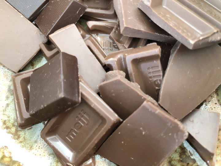 チョコレートを耐熱容器に割り入れ600Wの電子レンジで1分加熱します