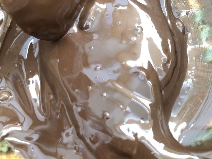 そのまま少し置いておき、チョコが溶けてきたらかき混ぜて溶かします