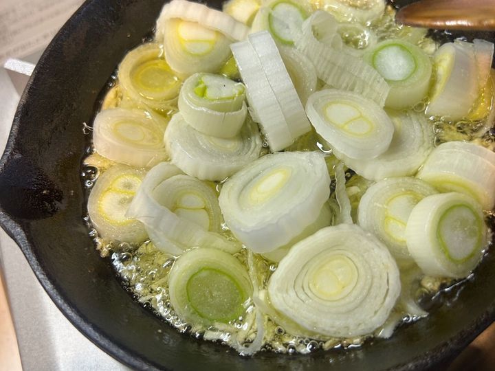 〈キャンプ飯〉ネギとジャバン海苔のアヒージョ