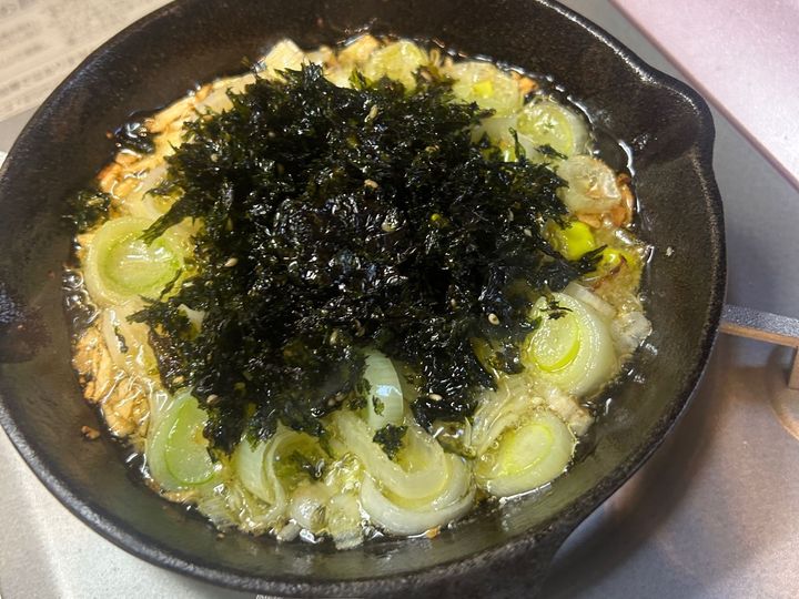 〈キャンプ飯〉ネギとジャバン海苔のアヒージョ