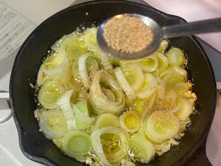 〈キャンプ飯〉ネギとジャバン海苔のアヒージョ