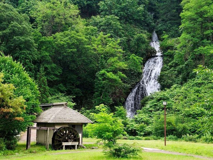 All About ニュース編集部は、全国10～60代の男女250人を対象に「滝」に関する独自のアンケート調査を実施。この記事では冬に行きたい「秋田県の滝」を紹介します。