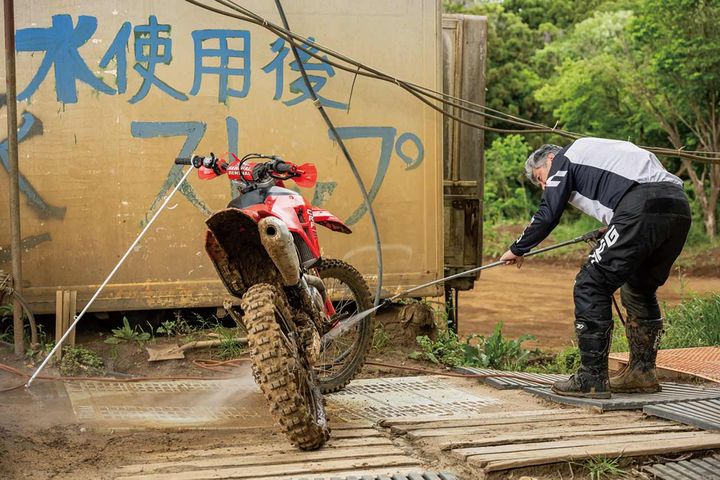 【スカイマウンテンレーシング 棒スタンド】サスマタ式のオフロードバイク用スタンドが洗車を快適に！【編集スタッフが本気で試す！みんなのテスト】