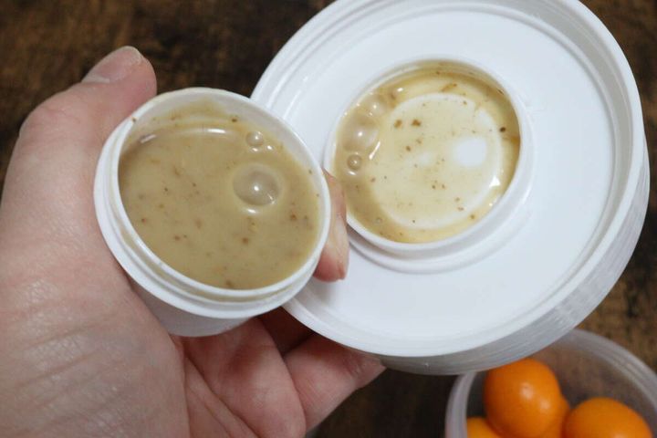 ダイソーのサラダボックス（二段式）にドレッシングを入れる