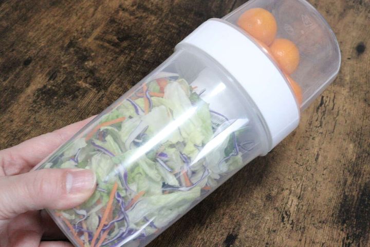 ダイソーのサラダボックス（二段式）にサラダを入れる