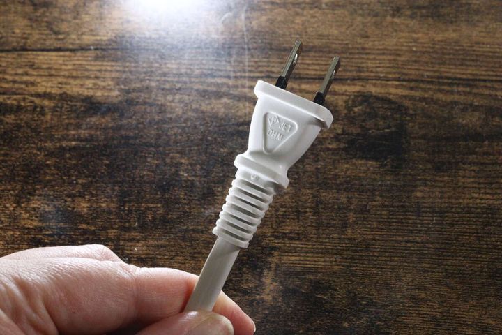 ダイソーの3個口安全タップのプラグ