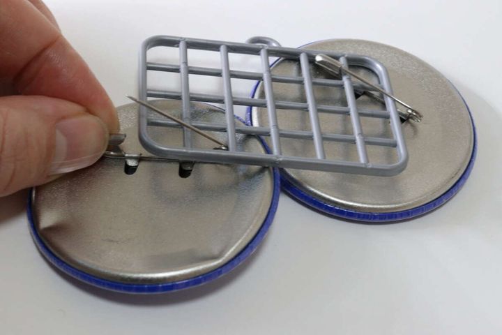 セリアのワイヤーネットチャームに缶バッジを付ける