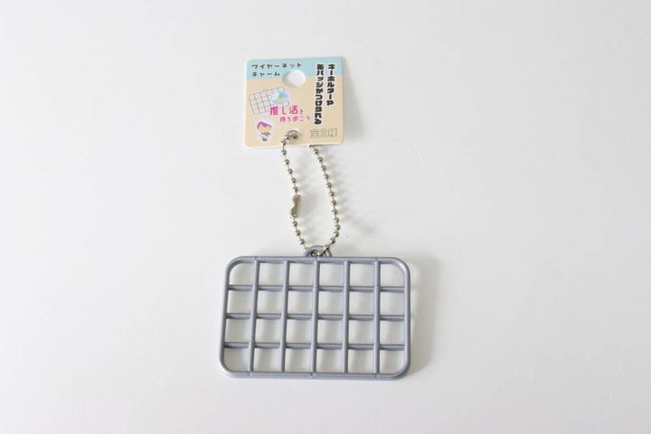 セリアのワイヤーネットチャームのパッケージ