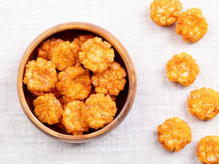 All About ニュース編集部が全国250人を対象に実施した「お土産に関するアンケート」の調査結果から、もらったらうれしい「福井県のお土産」ランキングを発表！ 2位「から揚げせんべい」を抑えた1位は？※画像はイメージです