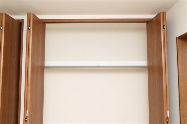 枕棚には使用頻度の低いものを布製ボックスに