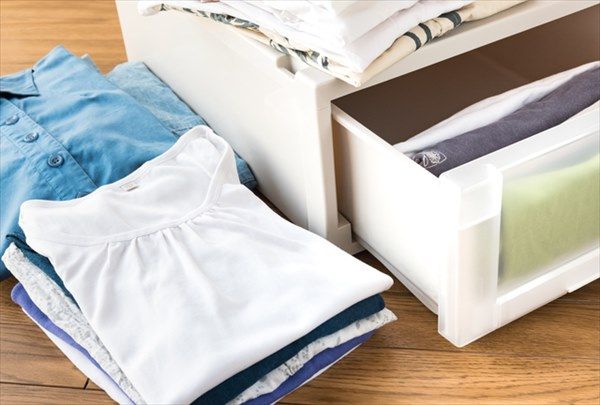 クローゼット下のスペースは衣装ケースで空間を活かす