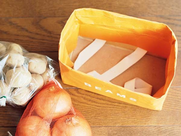 溜めないコツ4：紙袋で仕切れば野菜くずごと捨てられる