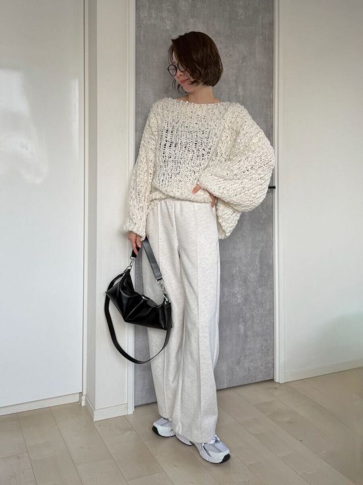 ユニクロスウェットストレートパンツの大人のリラックスコーデ