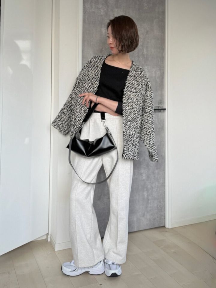 ユニクロスウェットストレートパンツの大人カジュアルコーデ