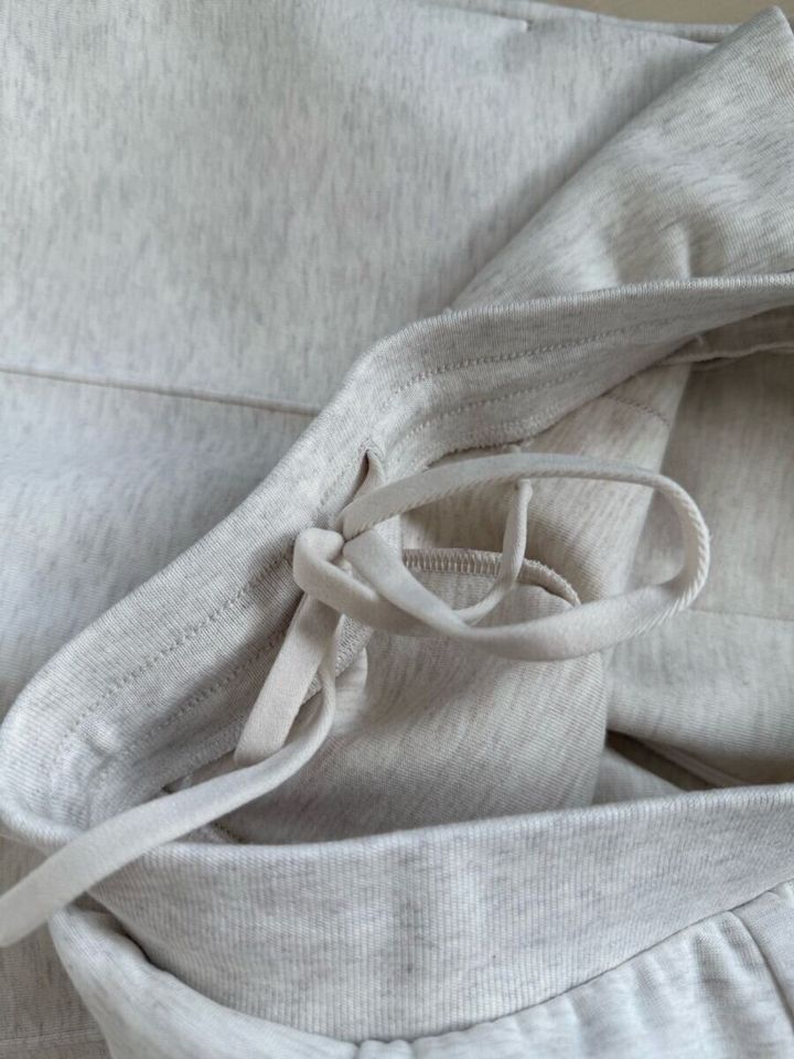 ユニクロスウェットストレートパンツのウエスト紐部分