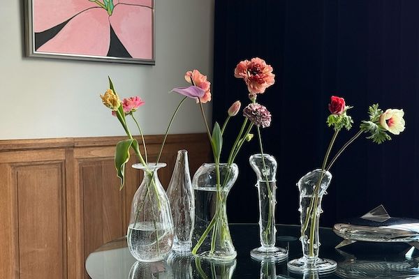 【東京都渋谷区】透明な美しさを放つ花器を展示。ガラス作家・高臣大介氏の企画展を原宿で限定開催