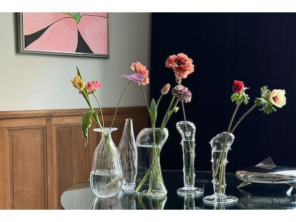 東京都渋谷区】透明な美しさを放つ花器を展示。ガラス作家・高臣大介氏