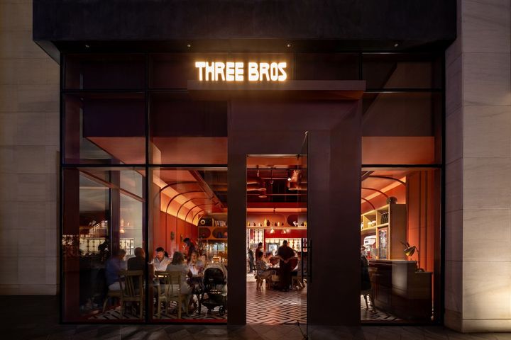 ランチはハンバーガーなど軽やかな逸品も。夜はシックな雰囲気に。