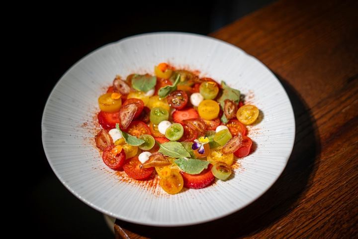 酸味のあるトマト、甘いいちご、サリコルニアの塩味が渾然一体となってちょうどいい味に。