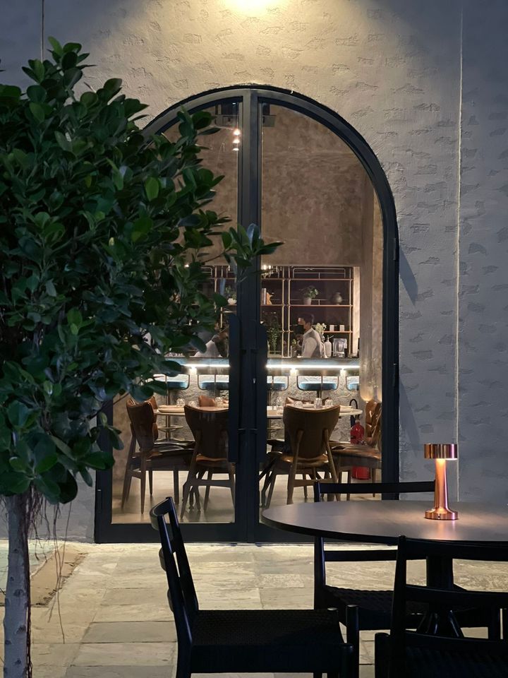 「11 Woodfire」のモダンな店内。エリアによって雰囲気の違うのも魅力。