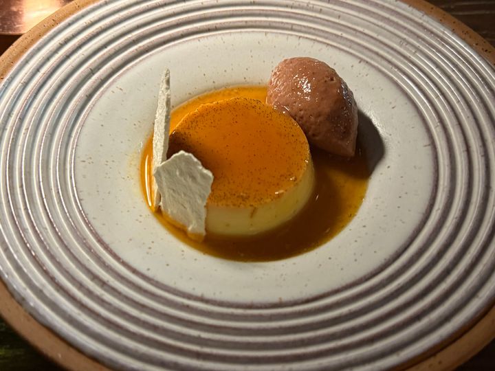 ラクダのミルクで作ったプリンは濃厚でクリーミー。