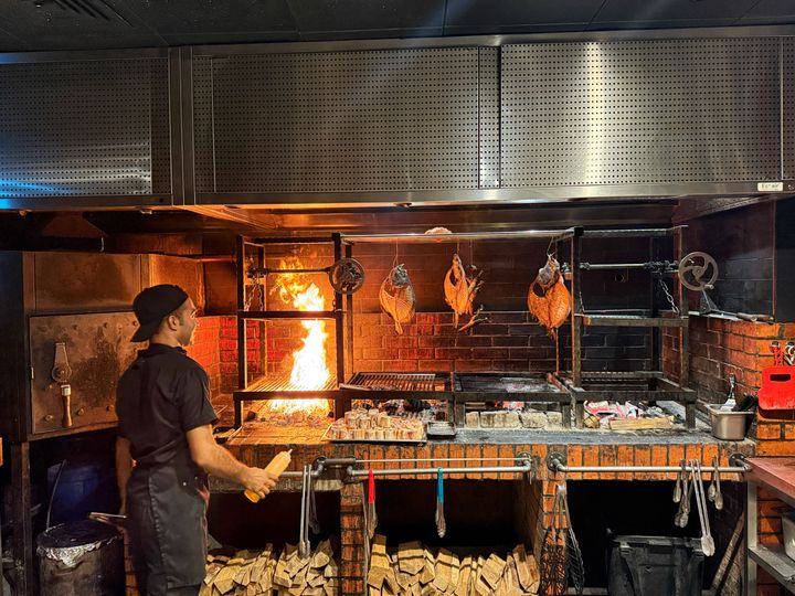 入ってすぐに、薪の焼き台が。