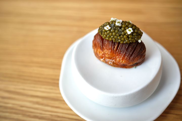 「Potato au caviar」。ベビーポテトは細かく包丁で切れ目をいれているため、表面はカリッと中はほっくり。