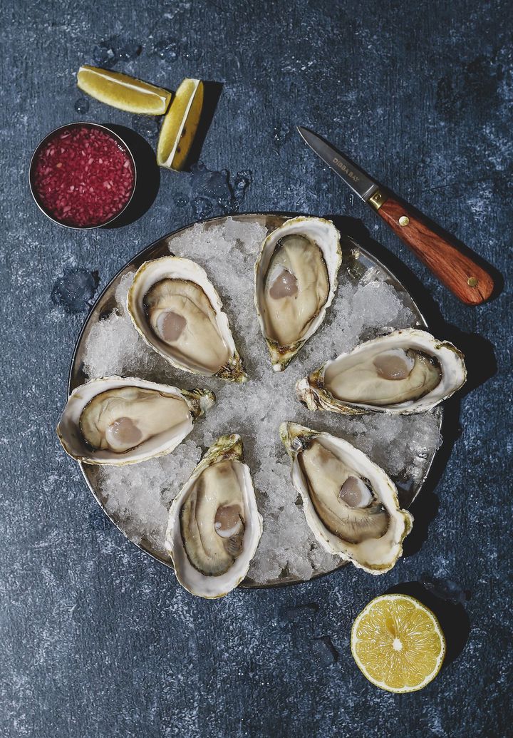 クリーンな海で育つオイスターは、小ぶりでとても美味しい。シンプルに食べるのが正解。