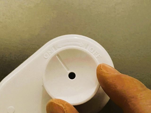 ダイソー たまごのプッチン穴あけ器 ロック付きなので安全