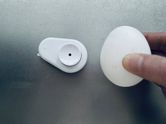 ダイソー たまごのプッチン穴あけ器 使い方 丸い部分を下にする