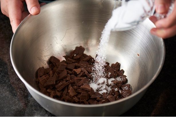 グラニュー糖を加える (C)misa／KADOKAWA