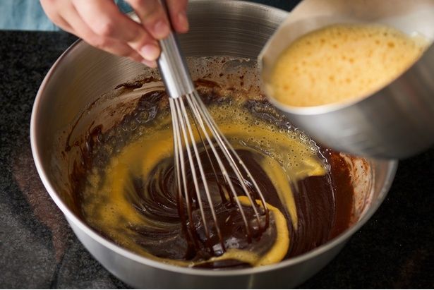 溶き卵を数回に分けて加える (C)misa／KADOKAWA