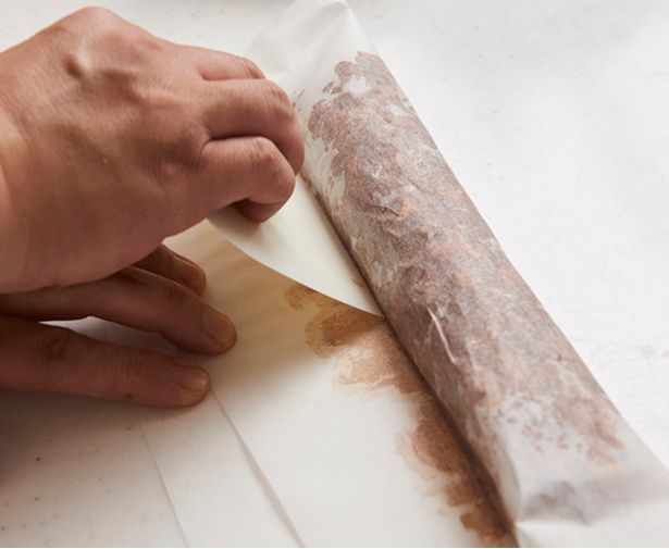 クッキングシートの上からカードで形をととのえ (C)ペペとシェフ夫／KADOKAWA