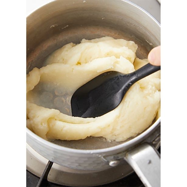 ゴムベラで練り混ぜる (C)megu'cafe／KADOKAWA