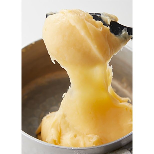 熱いうちに溶きほぐした卵を少しずつ入れてよく混ぜる (C)megu'cafe／KADOKAWA