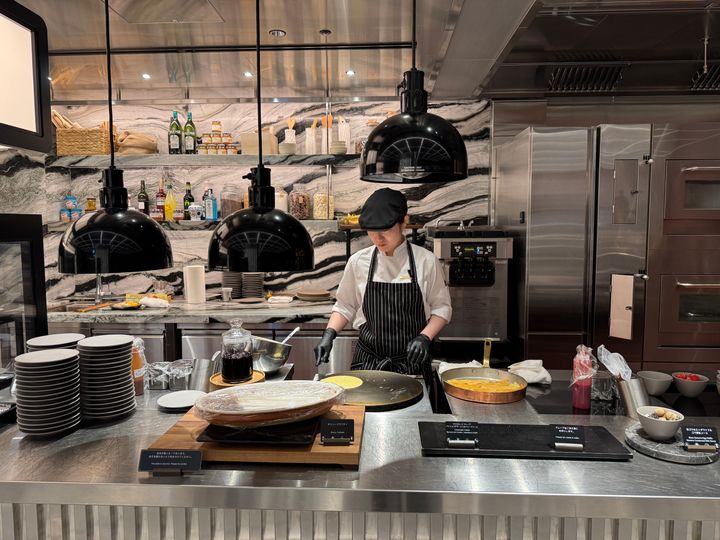 種類豊富なスイーツの中では、目の前で焼き上げるクレープもラインナップ。