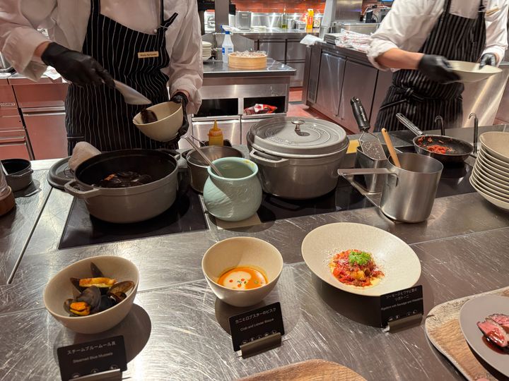 目の前でシェフが料理を仕上げ、出来立てを提供。