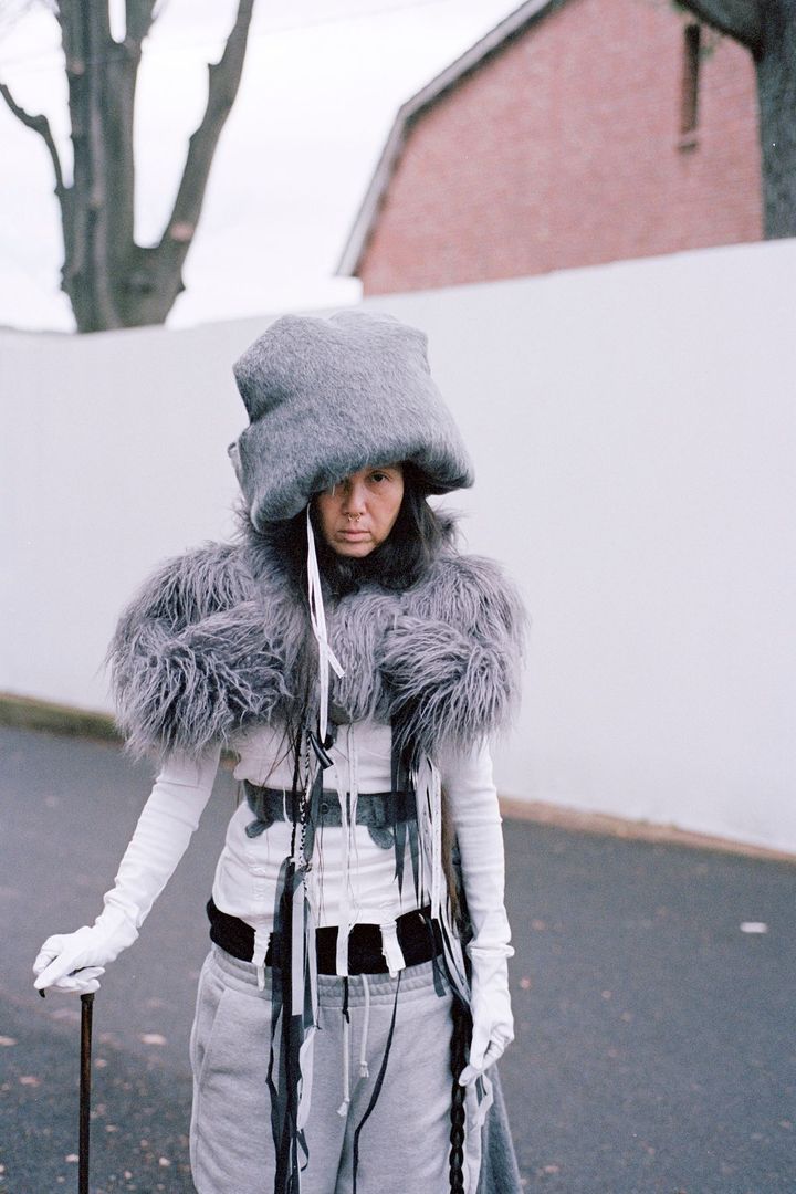 ルーツはギャングカルチャーやヒップホップだという、障がい者施設のサポートを12年間続けるAkira。コブルドゥのアイテムを身にまとう。