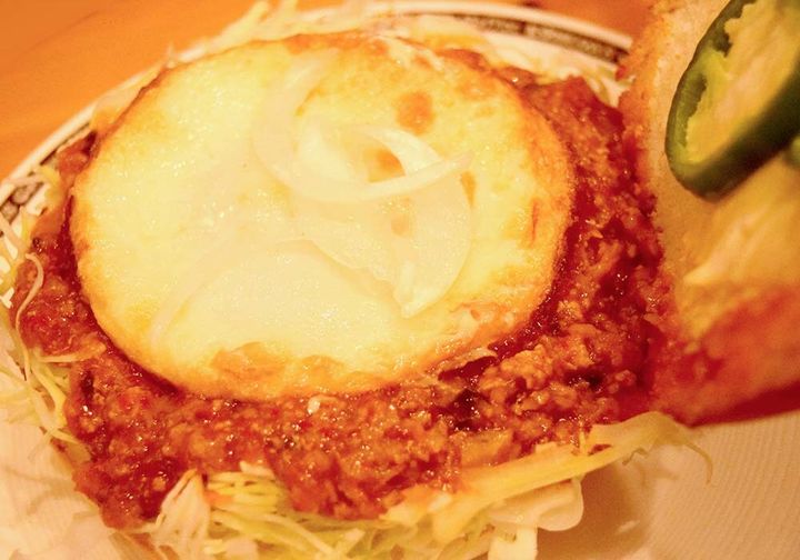 台湾ミンチを覆うようにまろやかなエッグオムレツがのっています。