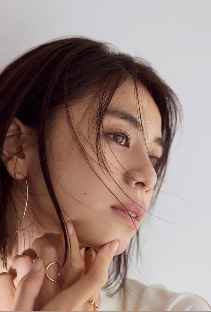 2025年下半期ベスコス 下地、フェイスパウダー、コンシーラー、ハイライト、シェーディングの1位でメイク モデル＝佐藤晴美