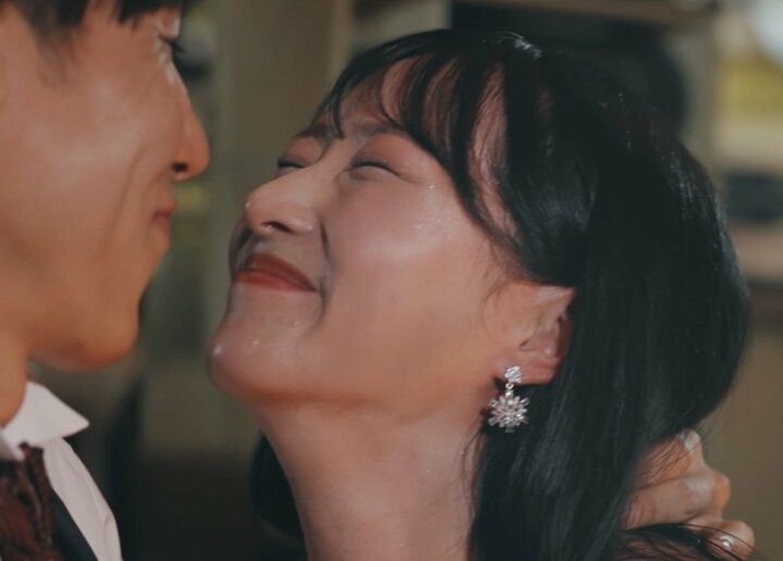 【写真・画像】“顔面国宝”ショーダンサー、出会った初日に膝枕でイチャイチャ！ イケメン俳優に「甘えてほしい」と上目遣い 1枚目