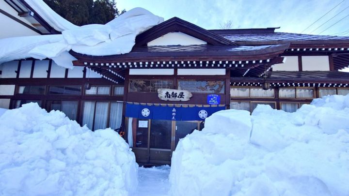 雪深い青森県十和田市。八甲田山の麓、奥入瀬渓流の外れに位置する「温泉民宿 南部屋（なんぶや）」では、この冬、少し変わった〝常連客〟が話題を呼んでいます。